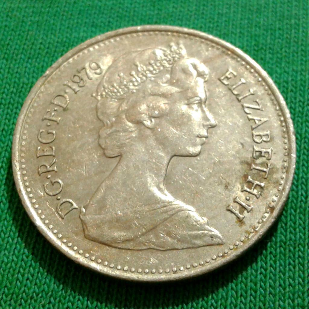 Великобритания 5 пенсов 1979 г. (1224) 1