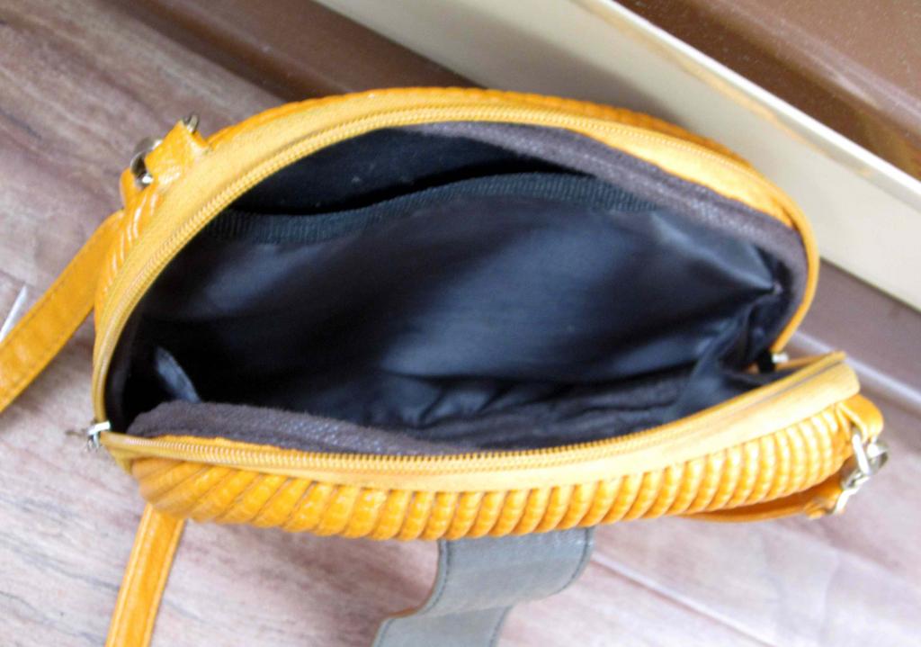 Небольшая сумочка (сумка) с наплечным ремешком 2