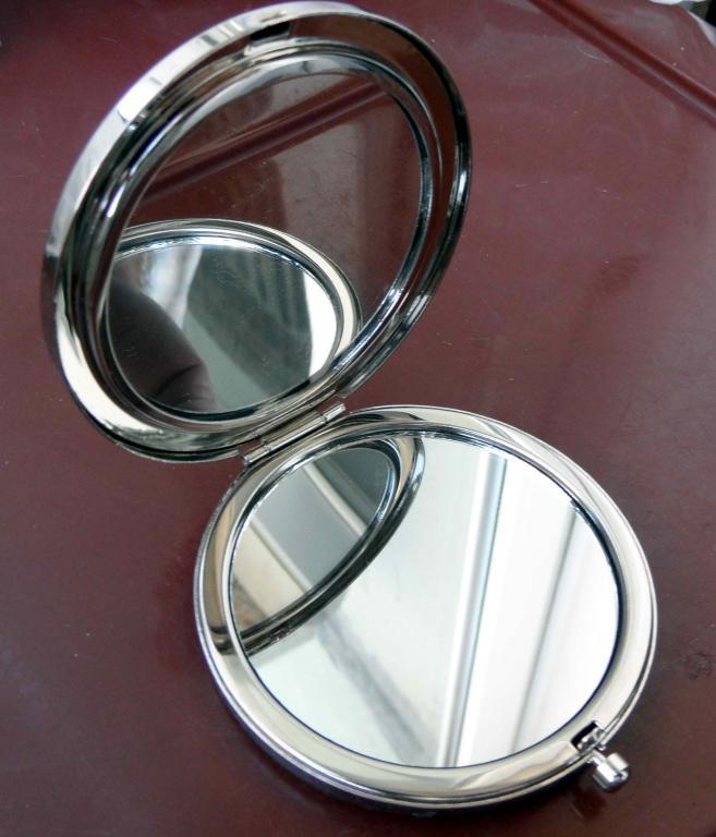 Зеркальце двойное (новое), металлический корпус. Диаметр 7 см 2
