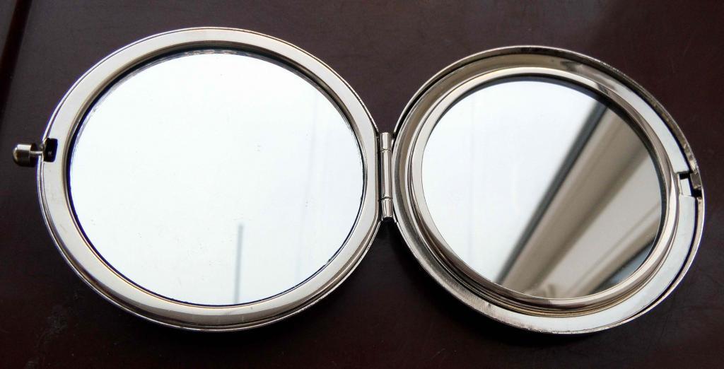 Зеркальце двойное (новое), металлический корпус. Диаметр 7 см 3
