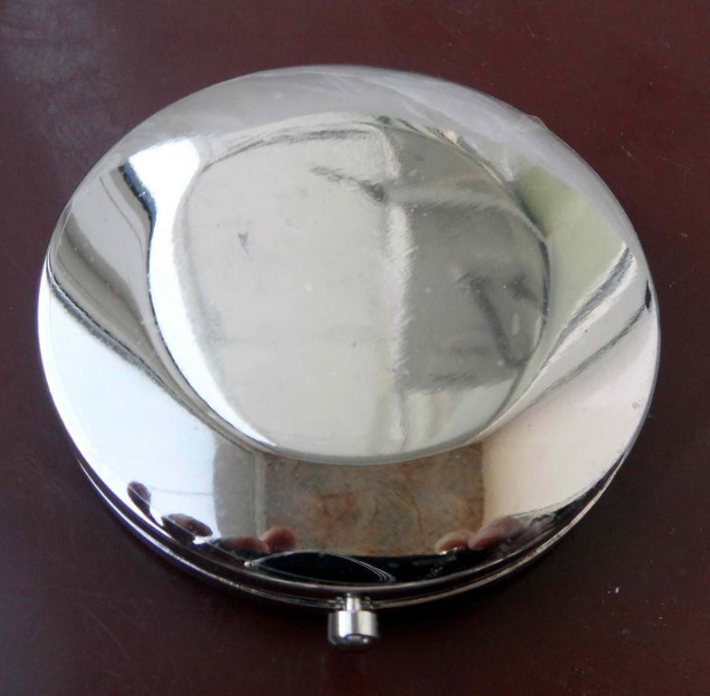 Зеркальце двойное (новое), металлический корпус. Диаметр 7 см 5