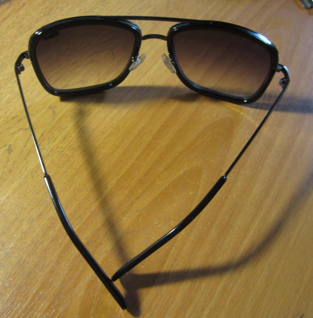 Солнцезащитные очки Lacoste, Италия. Пластик 1
