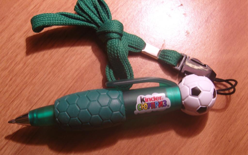 Шариковая ручка Kinder сюрприз, футбольный мяч. 11 см
