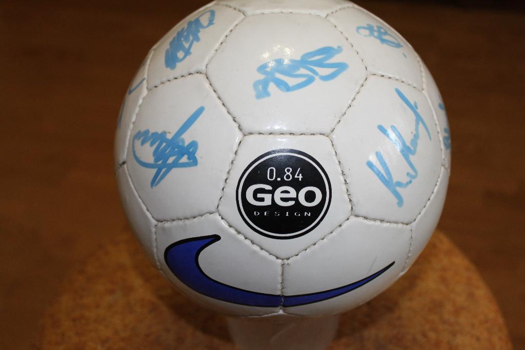 Мяч NIKE NK400 GEO с автографами игроков Зенита начала 2000-х годов