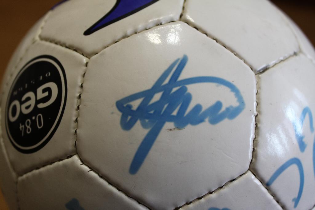 Мяч NIKE NK400 GEO с автографами игроков Зенита начала 2000-х годов 1