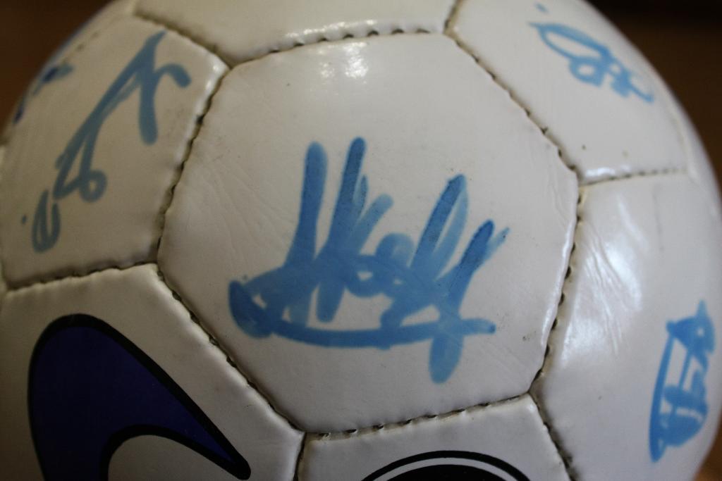 Мяч NIKE NK400 GEO с автографами игроков Зенита начала 2000-х годов 2