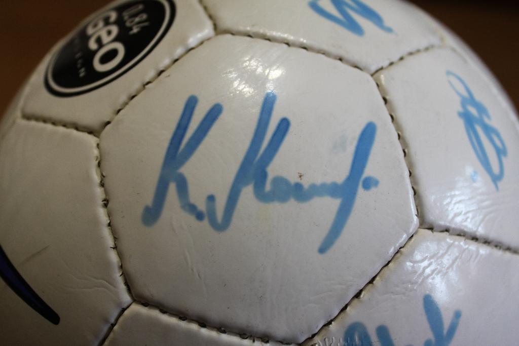 Мяч NIKE NK400 GEO с автографами игроков Зенита начала 2000-х годов 3