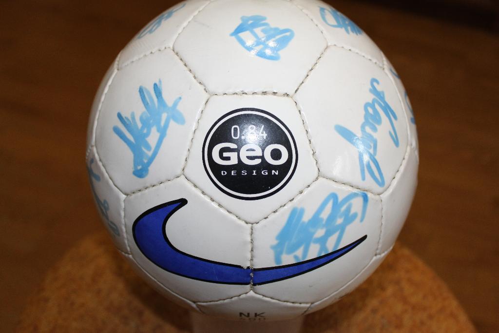 Мяч NIKE NK400 GEO с автографами игроков Зенита начала 2000-х годов 7