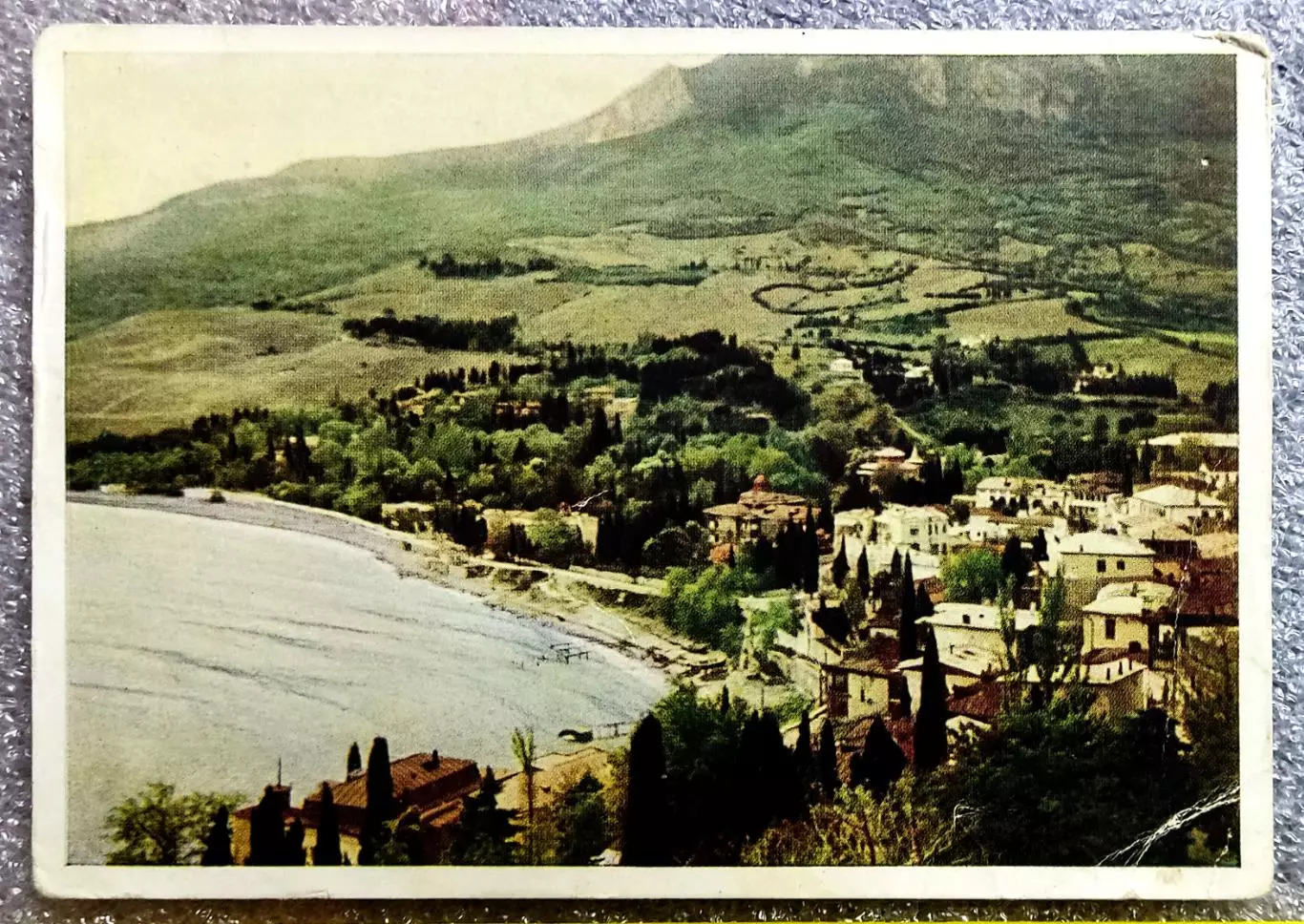 КРЫМ. ГУРЗУФ. ВИД НА БУХТУ И ПОСЕЛОК. из-во ИСКУССТВО МОСКВА 1950 РЕДКАЯ