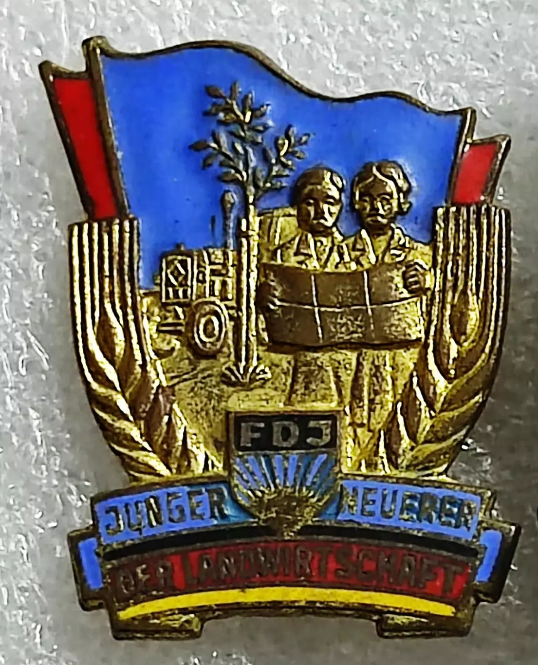 КОМСОМОЛ ГДР. МОЛОДОЙ НОВАТОР СЕЛЬСКОГО ХОЗЯЙСТВА. ЭМАЛЬ. ТЯЖЕЛЫЙ