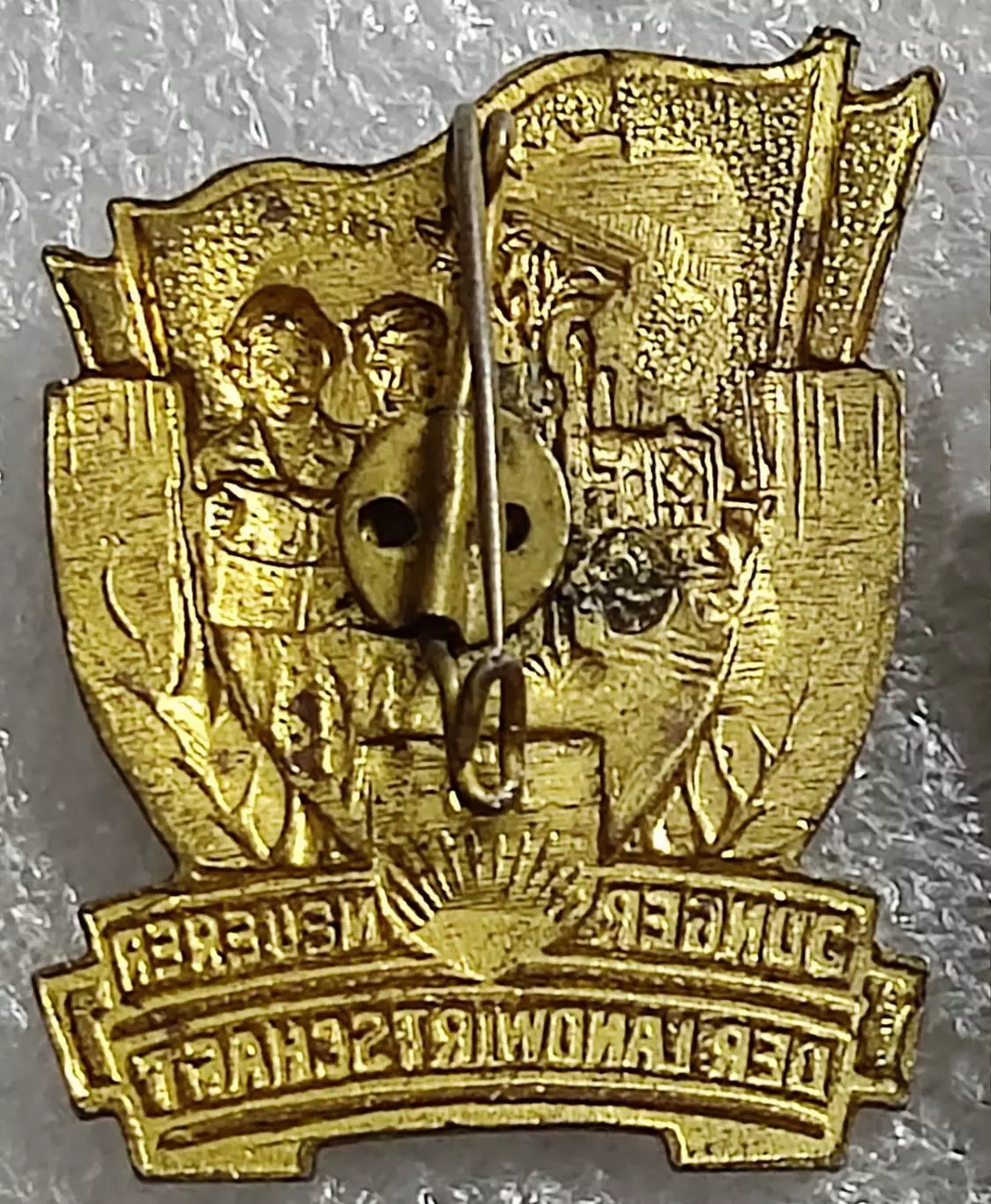 КОМСОМОЛ ГДР. МОЛОДОЙ НОВАТОР СЕЛЬСКОГО ХОЗЯЙСТВА. ЭМАЛЬ. ТЯЖЕЛЫЙ 1