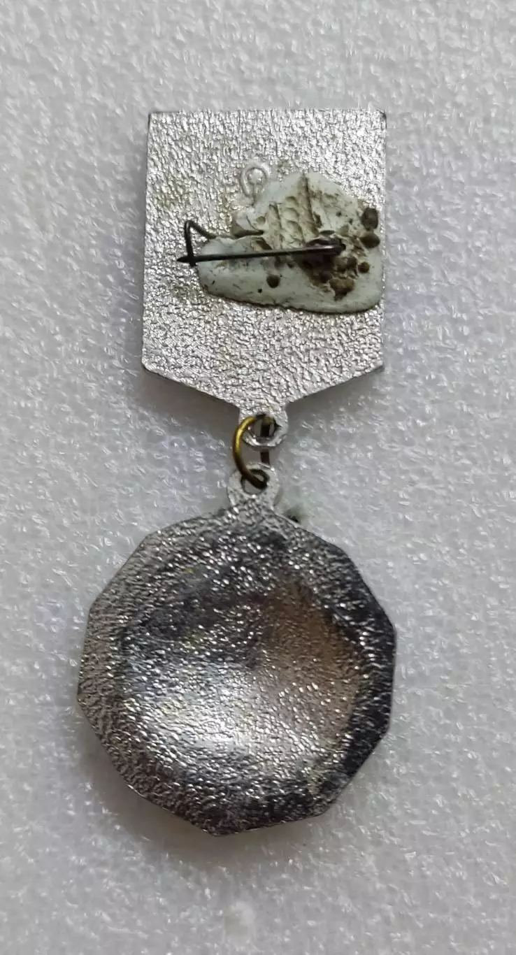 ЦК ВЛКСМ КОМСОМОЛ. МОЛОДОЙ ГВАРДЕЕЦ XI ПЯТИЛЕТКИ 2 степень 1