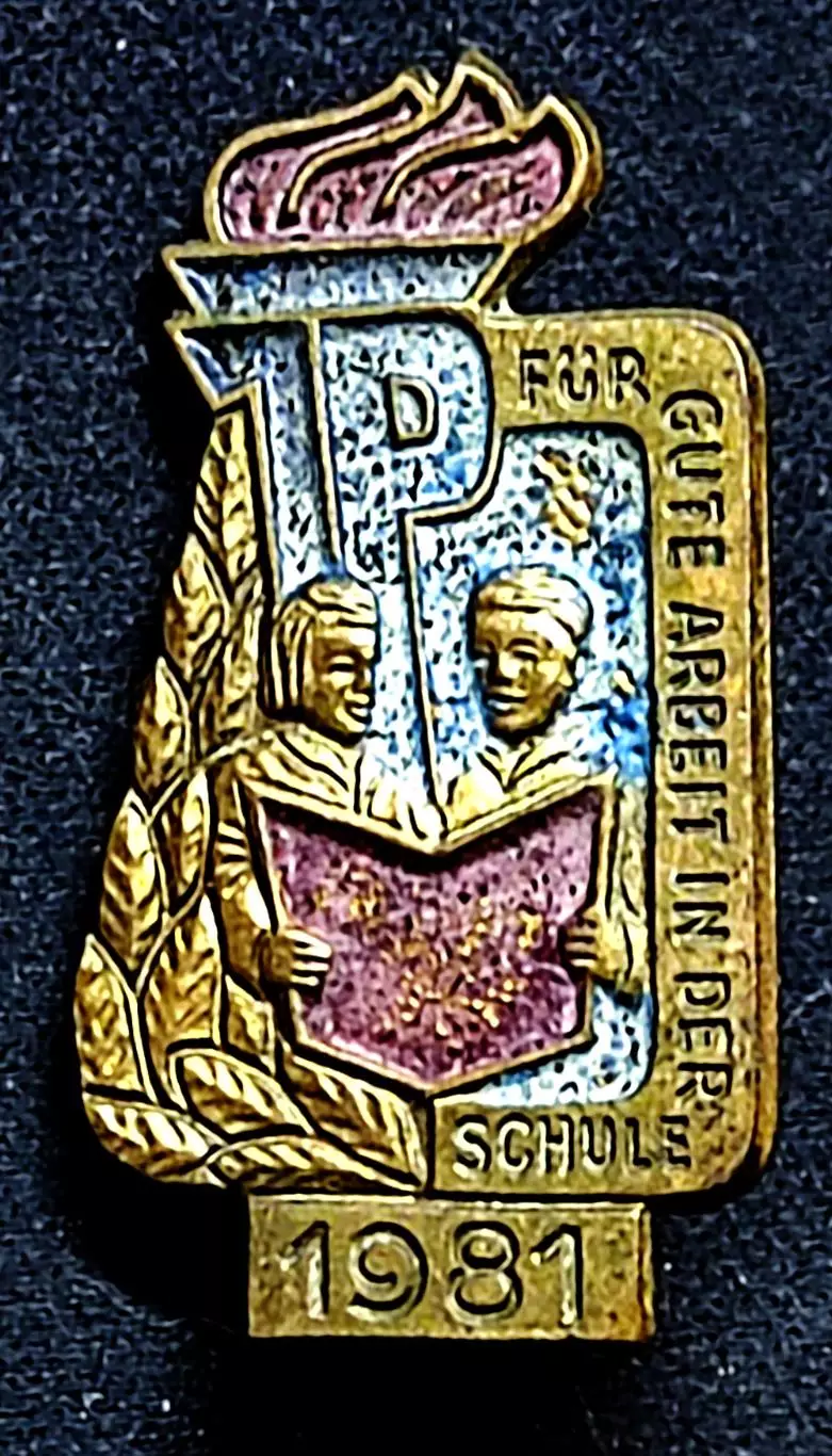 Пионерия Германия ГДР. за отличную работу в школе 1981 тяжелый