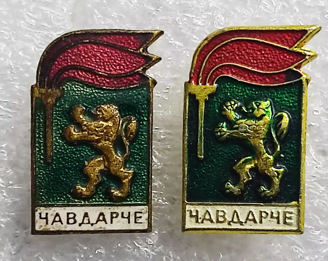 ПИОНЕРИЯ. БОЛГАРИЯ. ЧЛЕНСКИЙ ЗНАК ОКТЯБРЕНКА. ЧАВДАРЧЕ. ТЯЖЕЛЫЙ И ЛЕГКИЙ