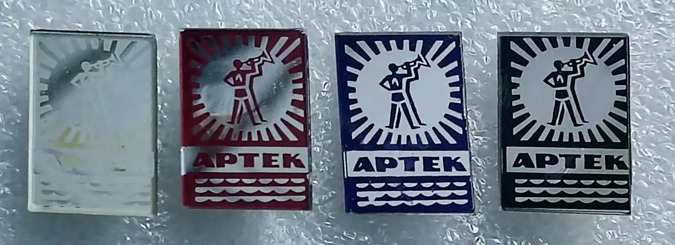 ЦК ВЛКСМ. КОМСОМОЛ. ПИОНЕРИЯ. АРТЕК ГОРНИСТ. СТЕКЛО 4 РАЗНОВИДНОСТИ 1