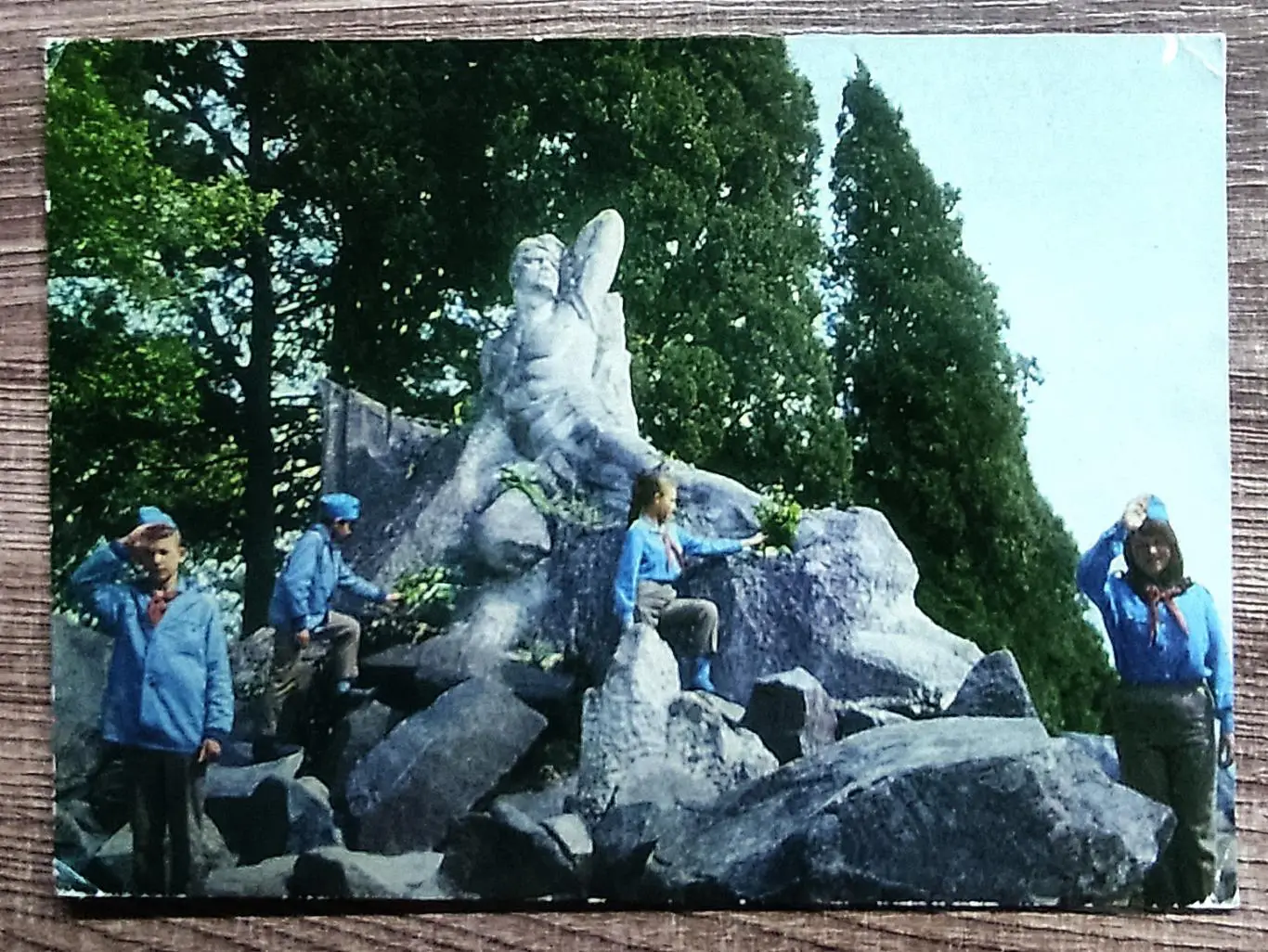 КРЫМ. ЛАГЕРЬ АРТЕК. 1975. ПАМЯТНИК НЕИЗВЕСТНОМУ МАТРОСУ. ПОСТ №1 ФОТО ЗОСМАНОВСК