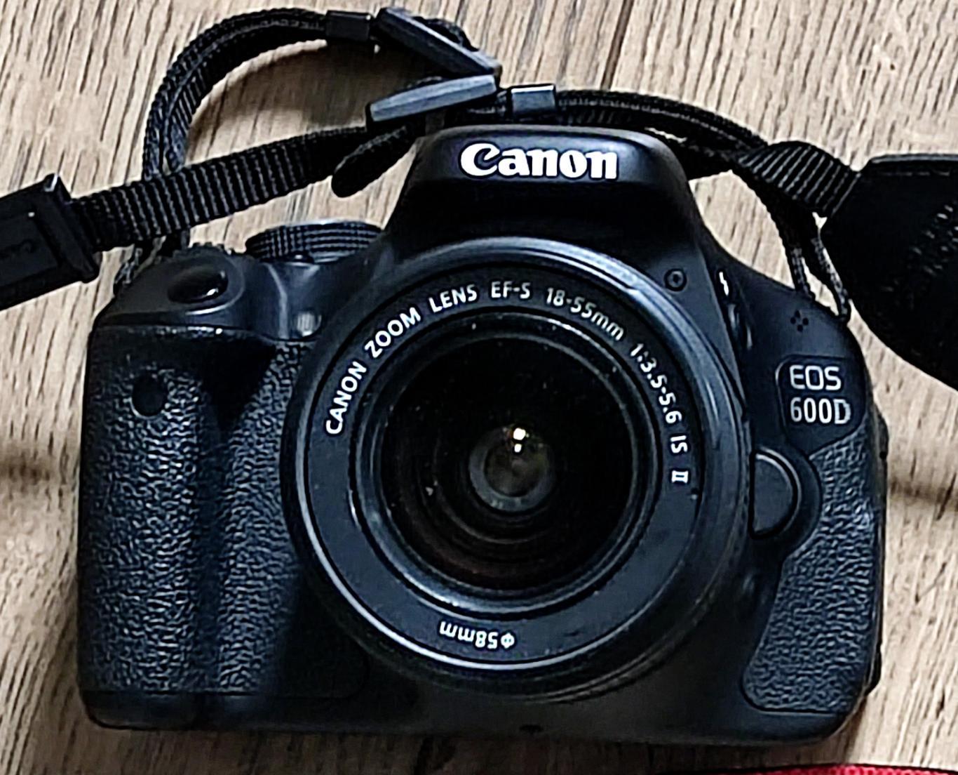 Фотоаппарат Canon EOS 600D, объектив Canon 18-55. В комплекте сумка карта SD зар