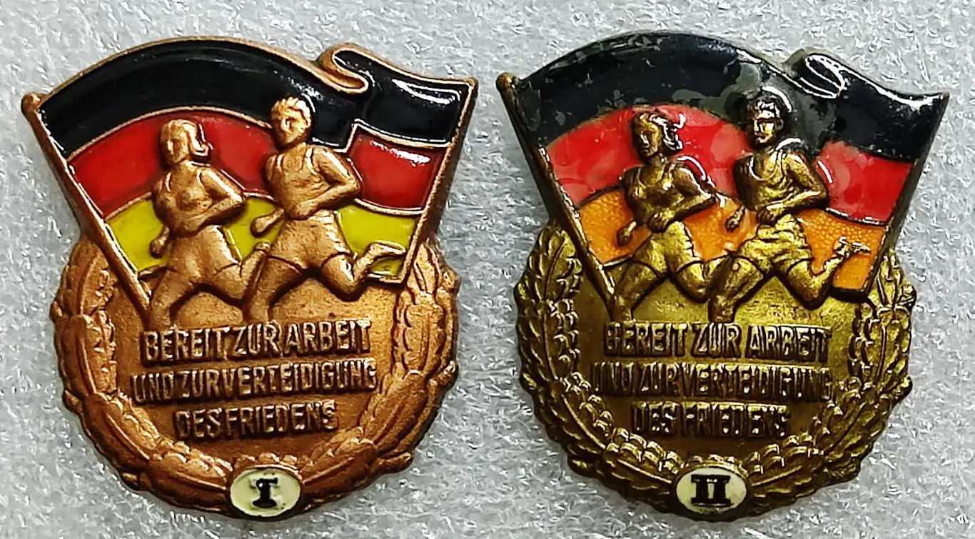 ГТО ГДР 1 и 2 ступень. НОМЕРНОЙ. р-р 42х39 мм. тяжелый эмаль