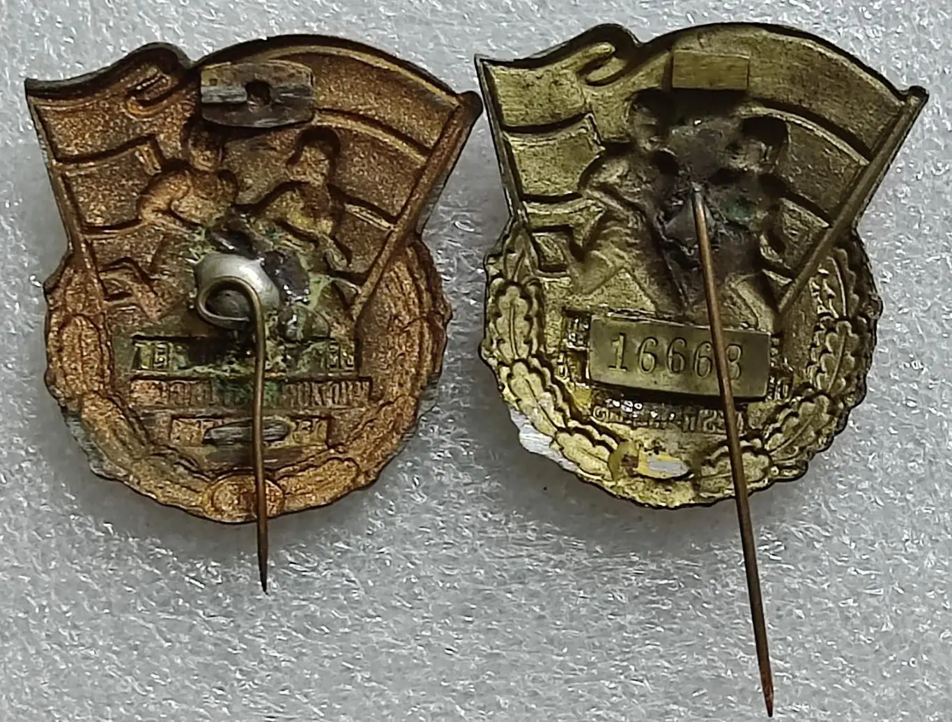 ГТО ГДР 1 и 2 ступень. НОМЕРНОЙ. р-р 42х39 мм. тяжелый эмаль 1