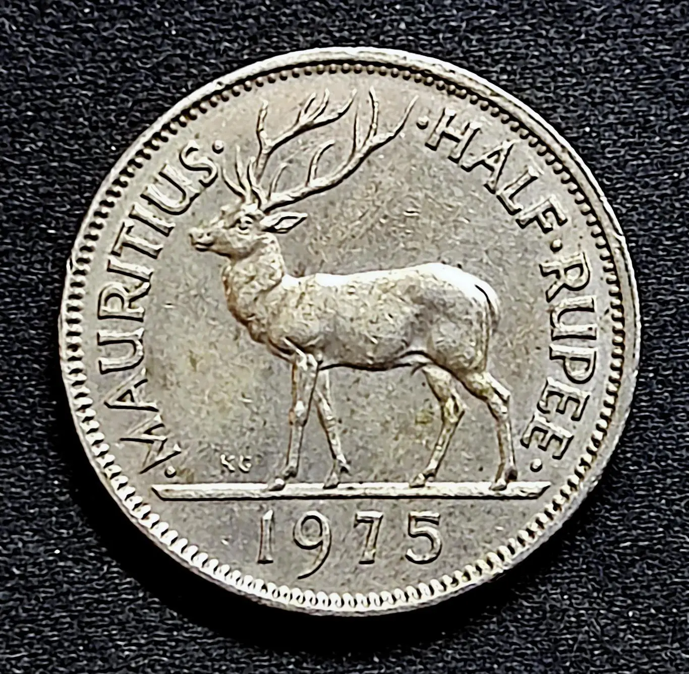 Маврикий 1/2 рупии 1975 года. Елизавета II. из оборота