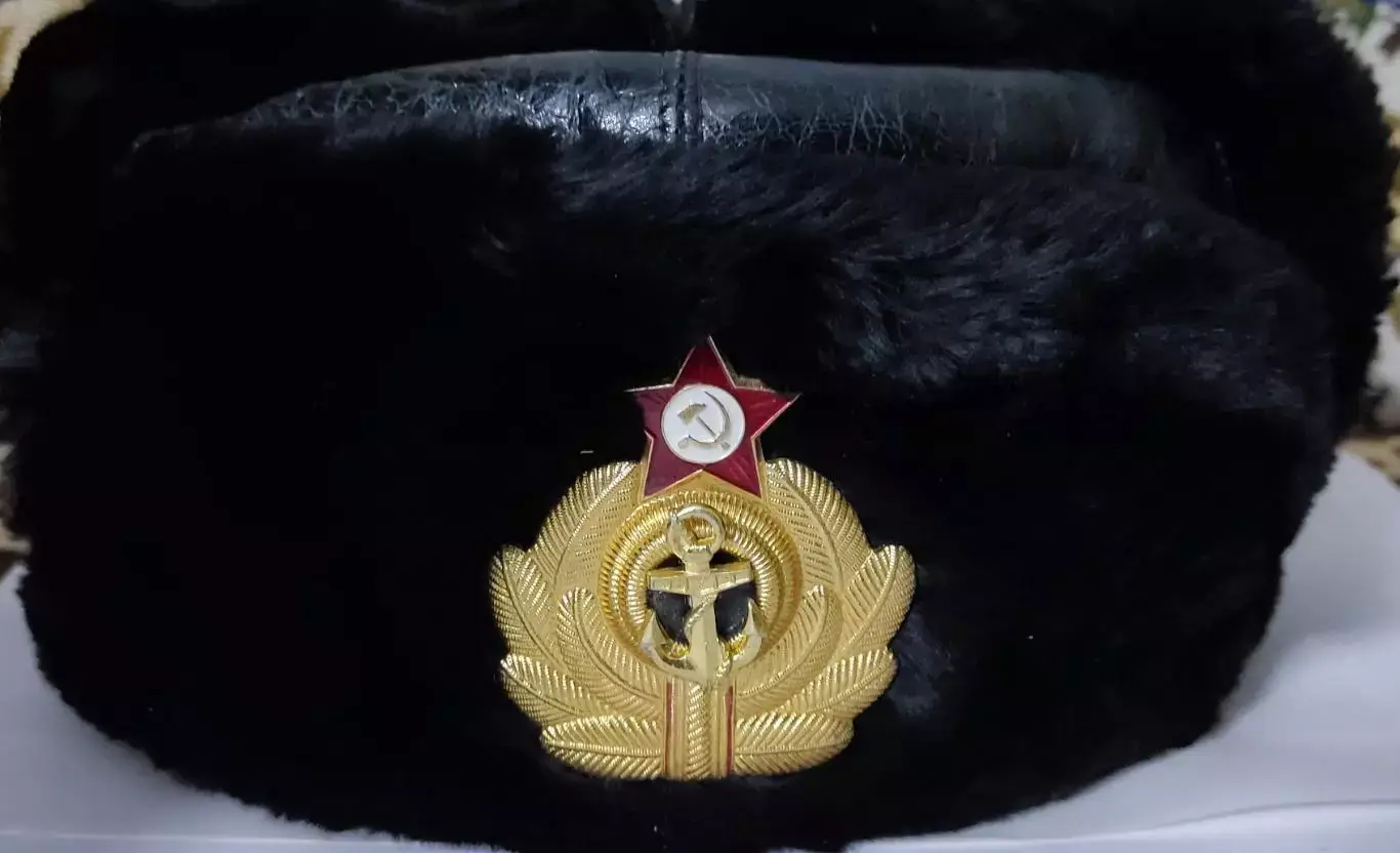 ФОРМЕННАЯ ШАПКА ОФИЦЕРА ВМФ СССР. ВЕРХ КОЖА. р-р 58. 1981 год 1