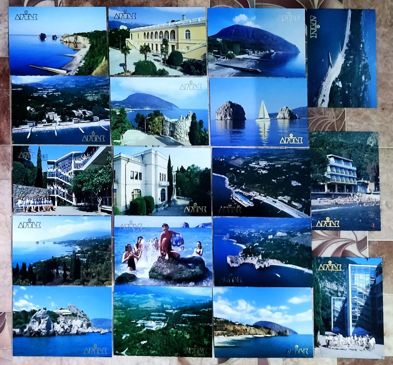 КРЫМ. ЛАГЕРЬ АРТЕК - 75 ЛЕТ. НАБОР ИЗ 18 ВИДОВЫХ ОТКРЫТОК. 1