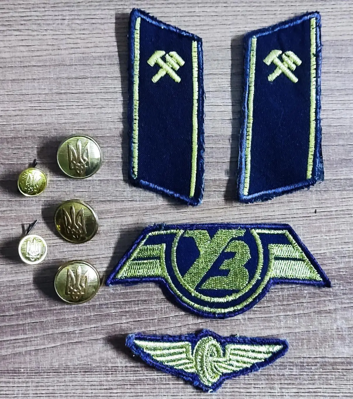 КОМПЛЕКТ К ФОРМЕ ЖЕЛЕЗНОДОРОЖНИКА УКРАИНЫ.ПУГОВИЦЫ ПЕТЛИЦЫ ШЕВРОНЫ шитые