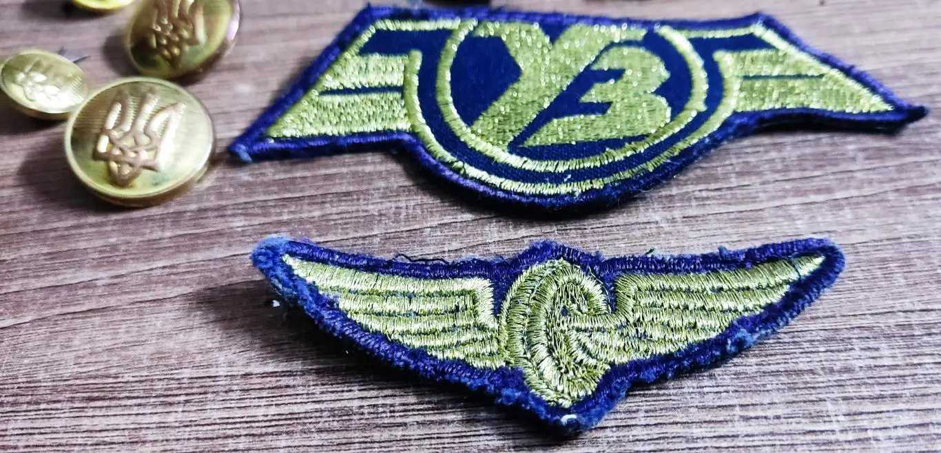 КОМПЛЕКТ К ФОРМЕ ЖЕЛЕЗНОДОРОЖНИКА УКРАИНЫ.ПУГОВИЦЫ ПЕТЛИЦЫ ШЕВРОНЫ шитые 1