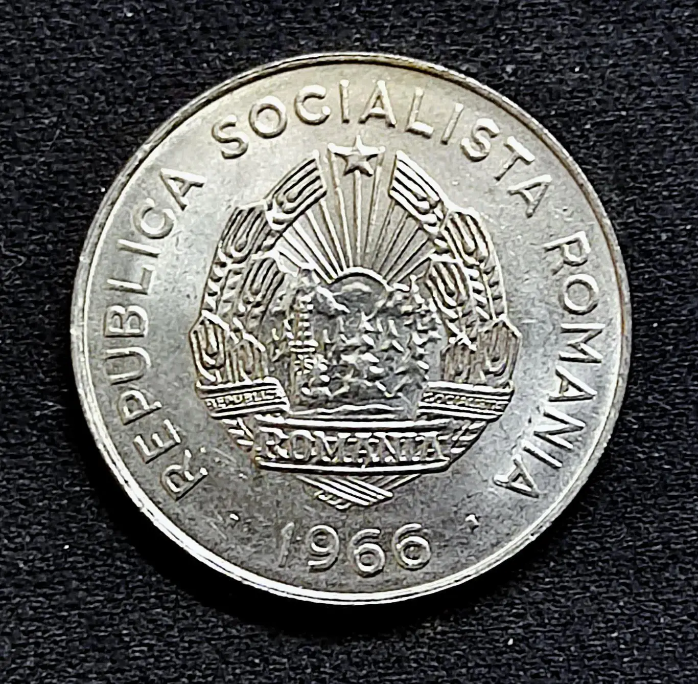 Румыния 25 бани 1966 год. Трактор 1