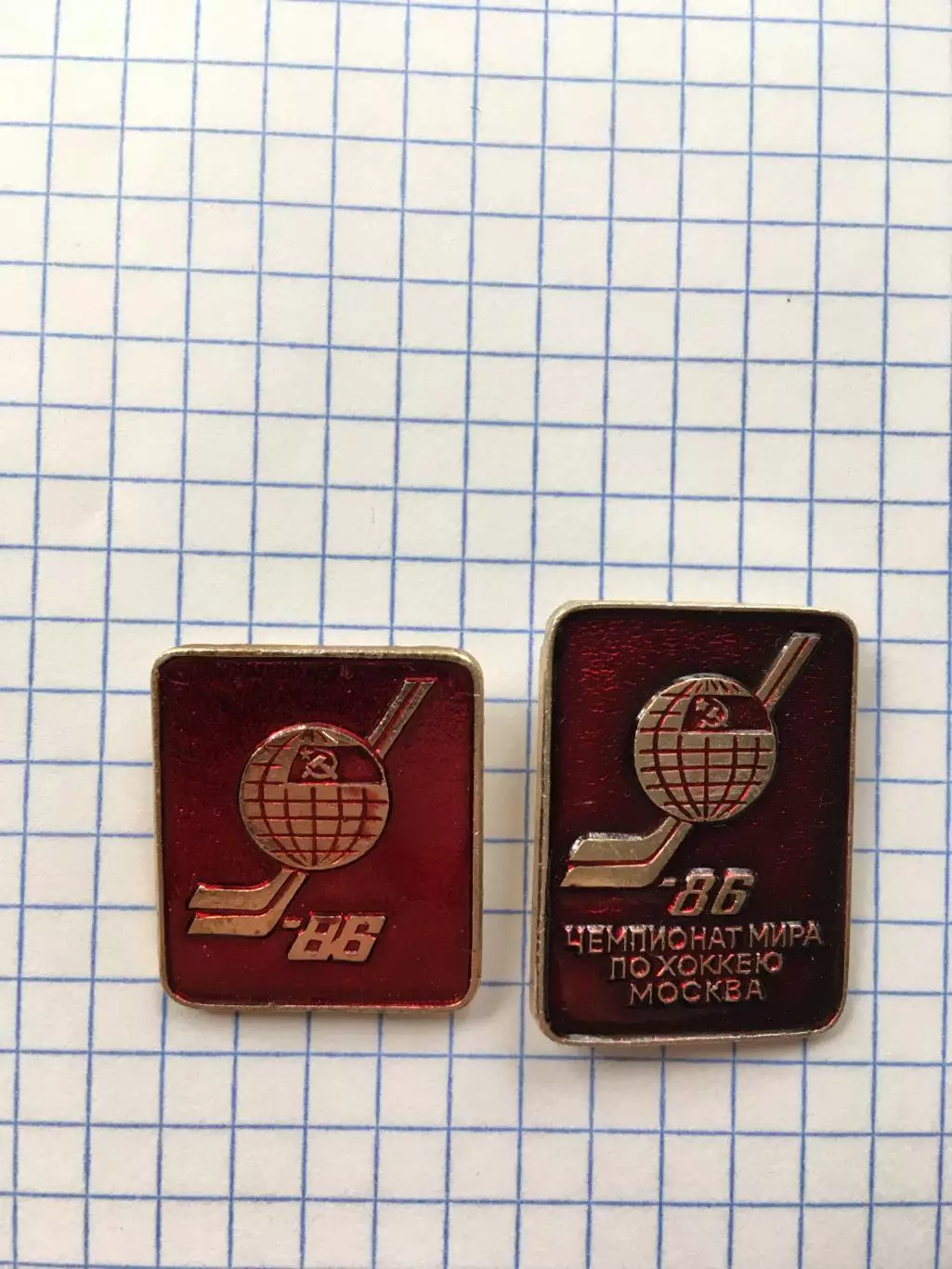 Значок чемпионат мира по хоккею Москва-1986(2 шт)клюшки
