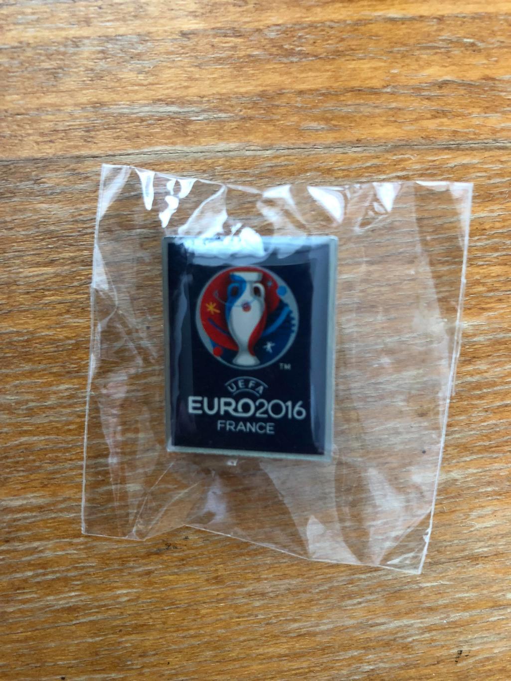 Официальный значок Евро-2016.