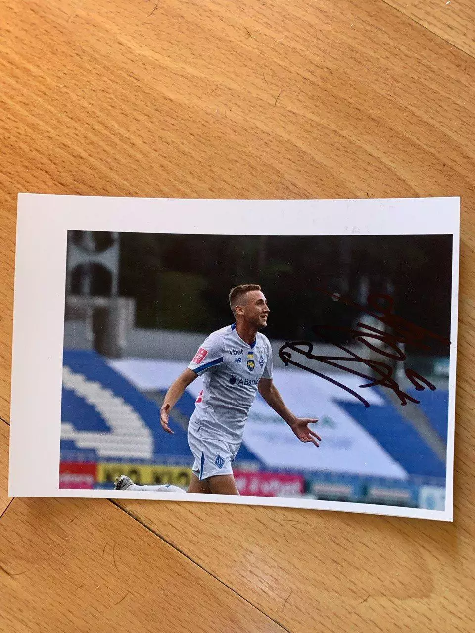 Фото Владислава Ваната с его автографом