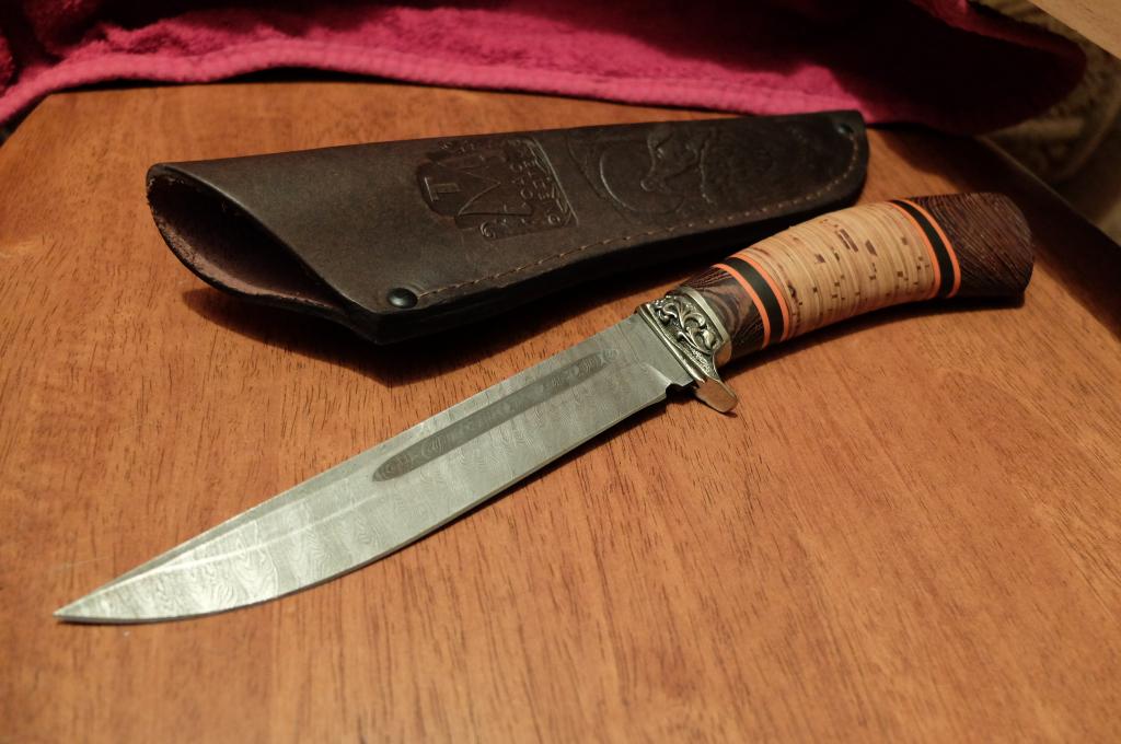 Охотничий нож с дамасской стали