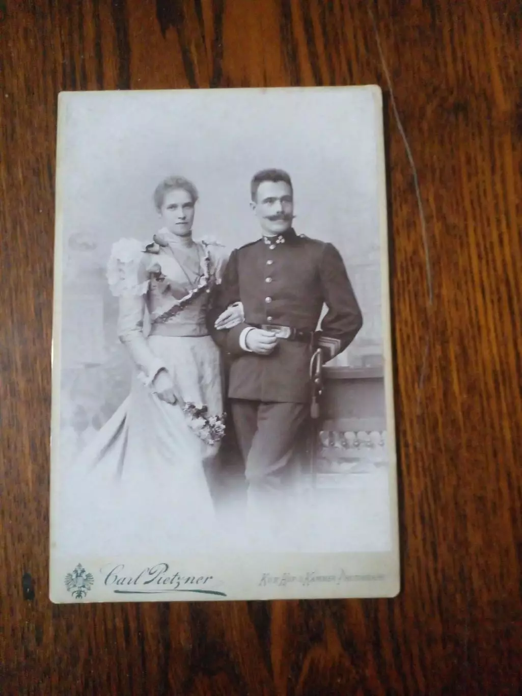 Австрийский офицер с женой 1898 год
