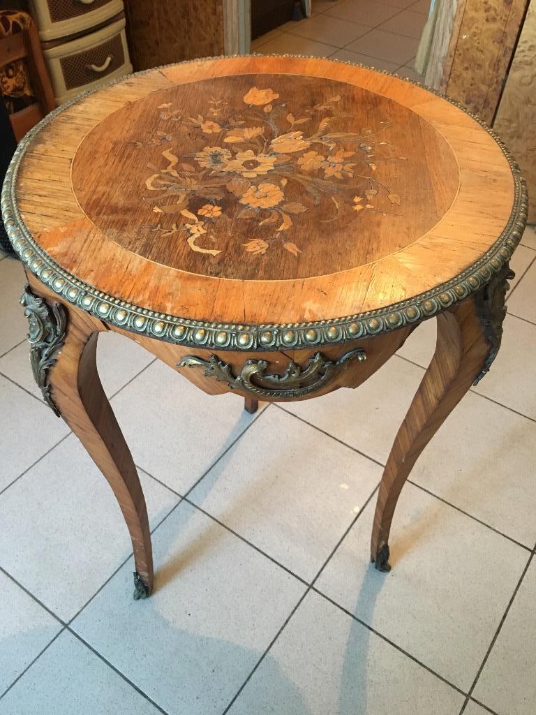 старинный столик