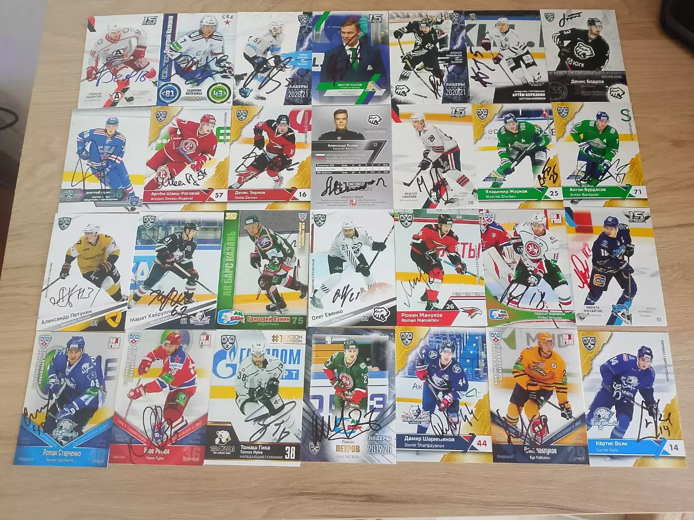 28 живых автографов игроков Кхл