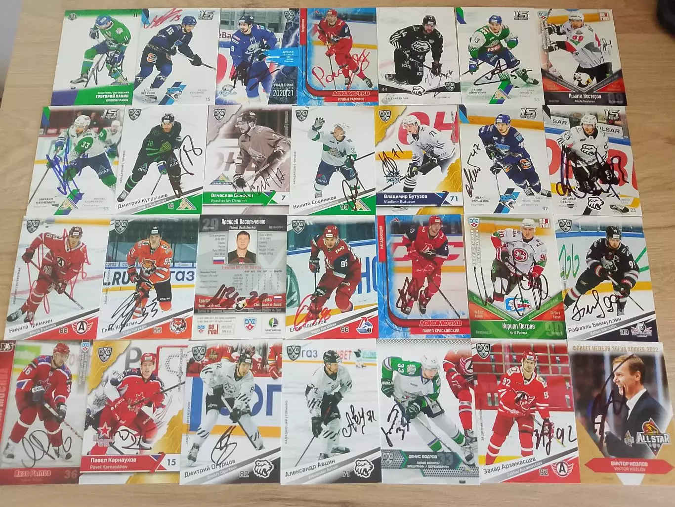 28 живых автографов Кхл