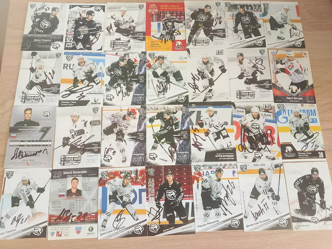 28 живых автографов ХК Трактор