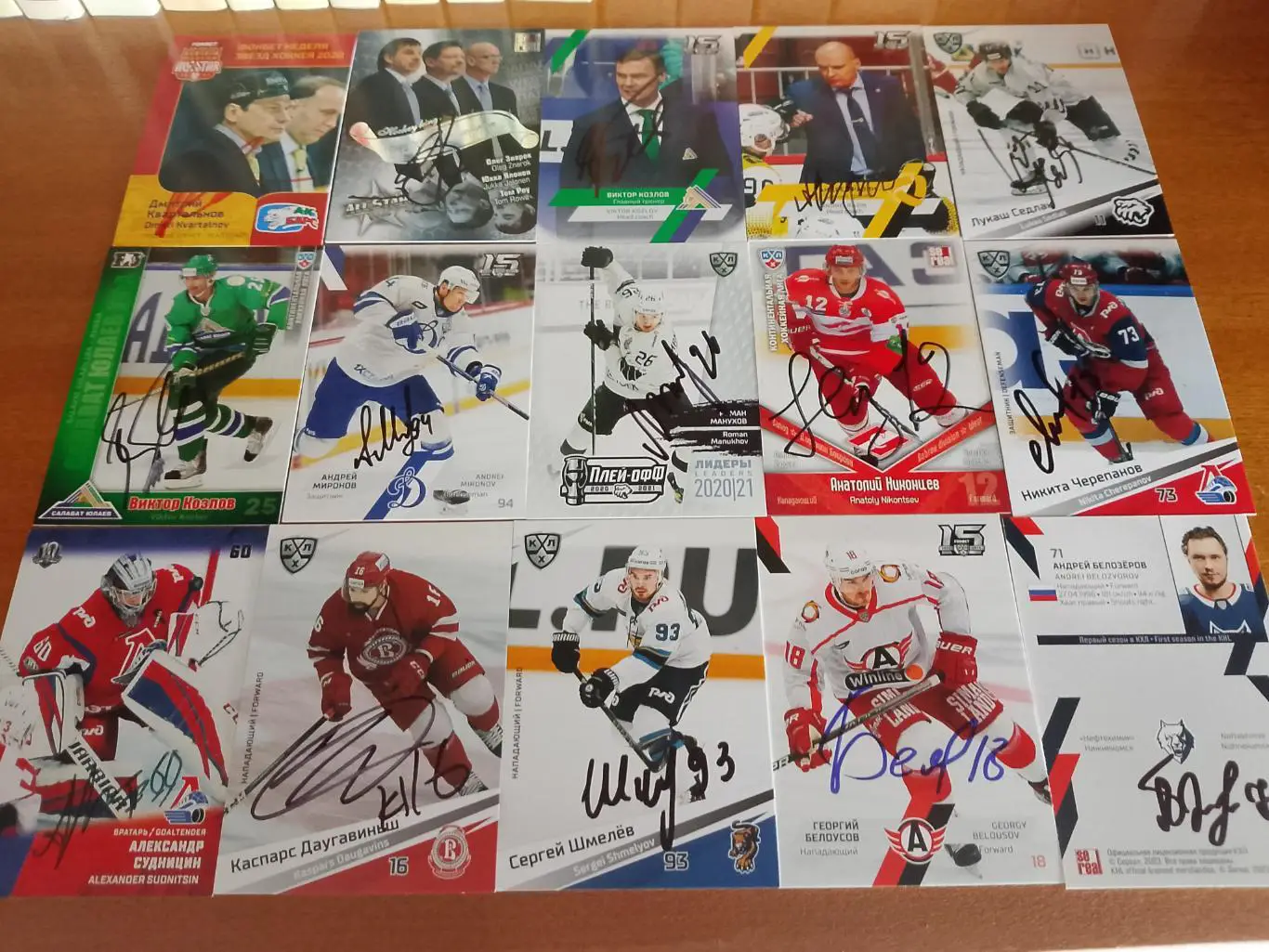120 автографов КХЛ