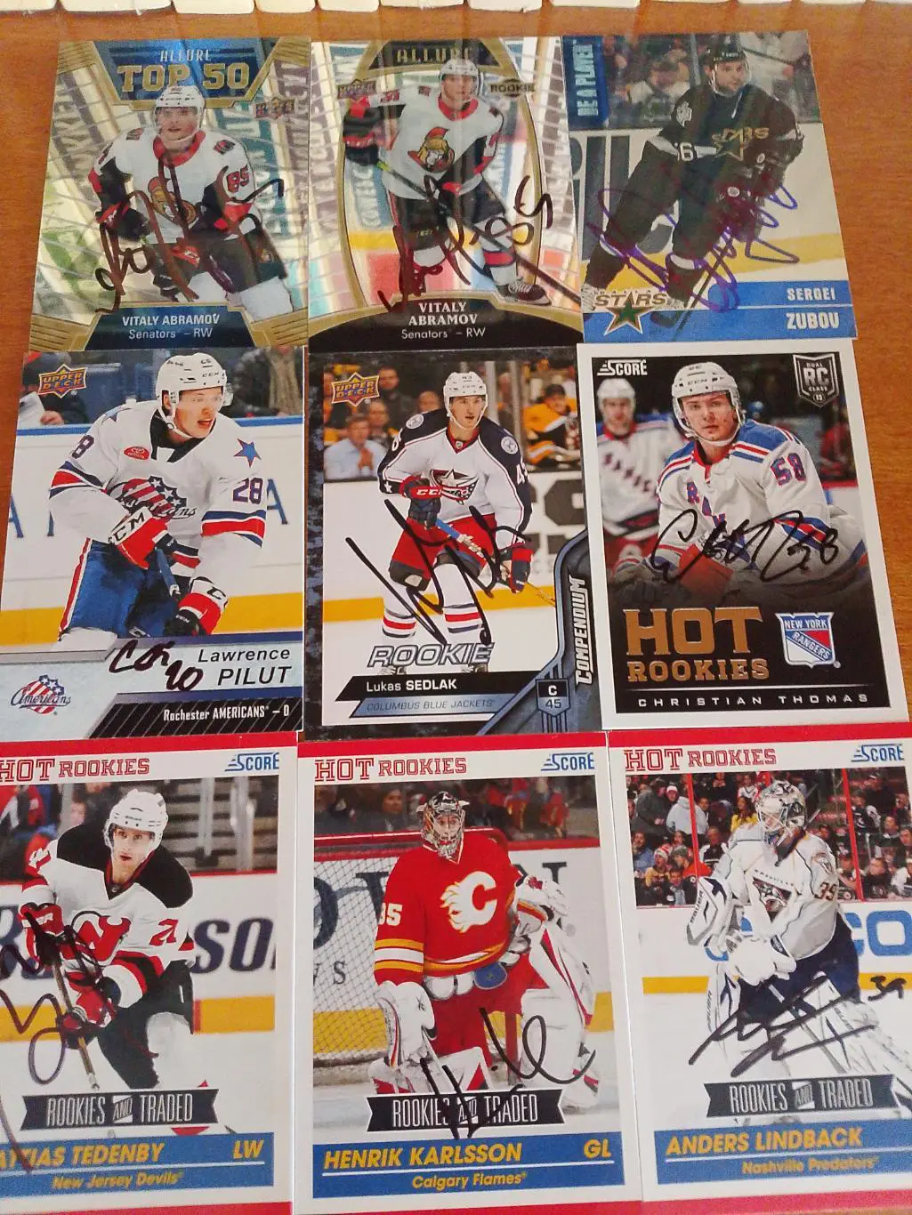 9 автографов