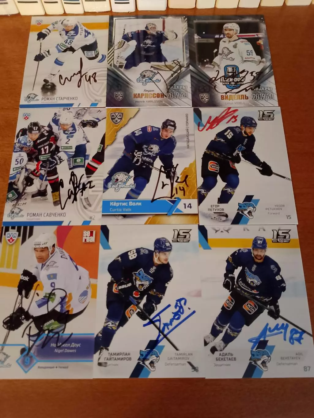 18 автографов ХК Барыс 1