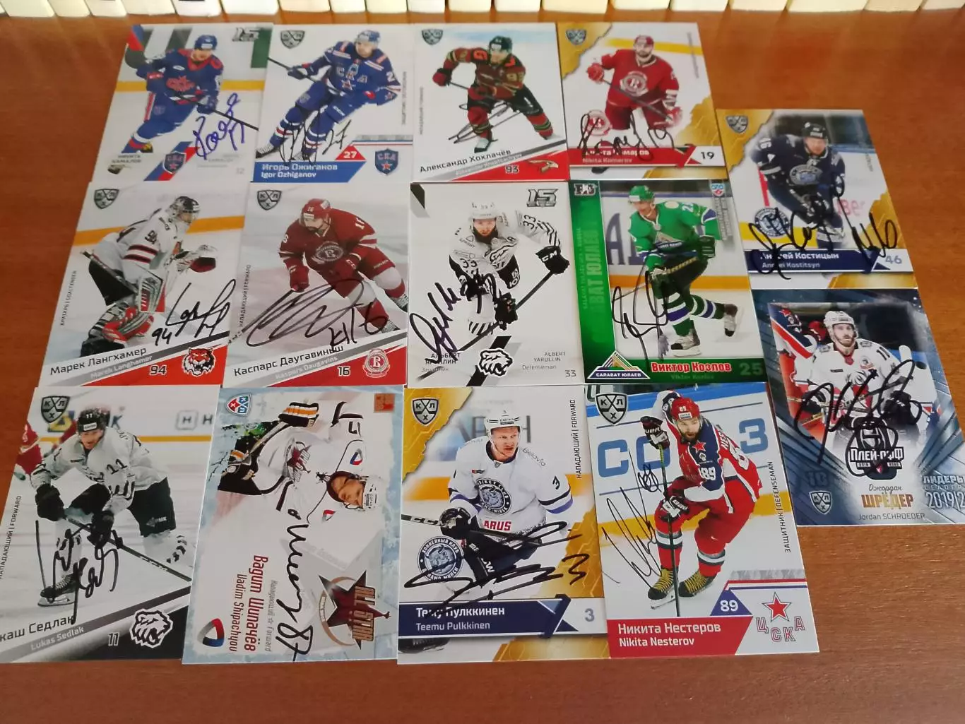 56 автографов КХЛ