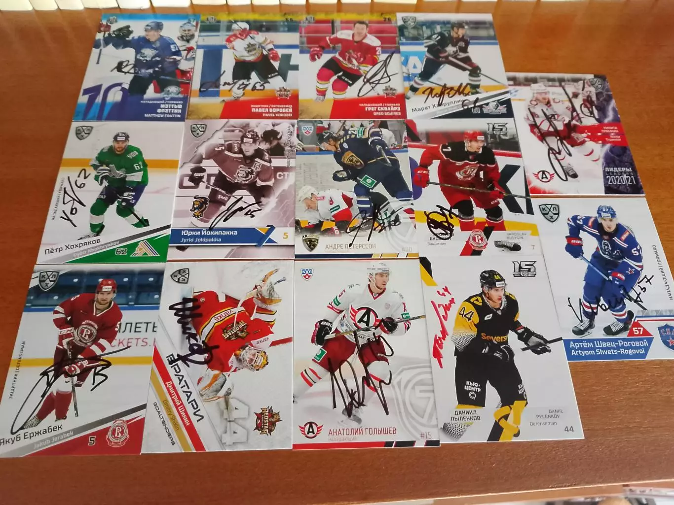 56 автографов КХЛ 2