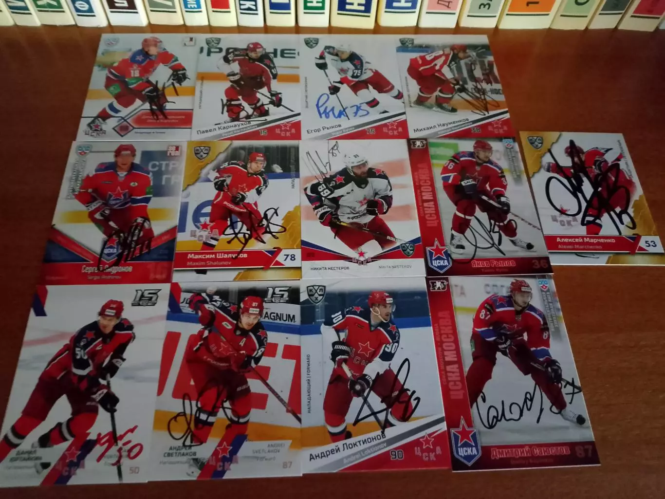 13 разных живых автографов игроков ХК Цска