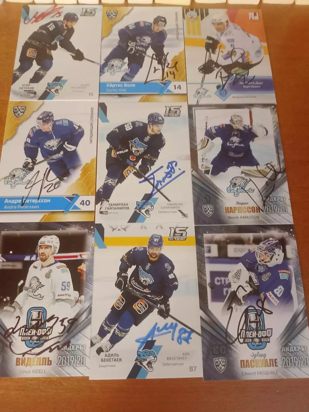 16 разных живых автографов игроков ХК Барыс