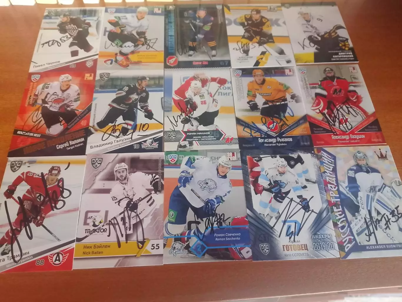 45 автографов игроков Кхл