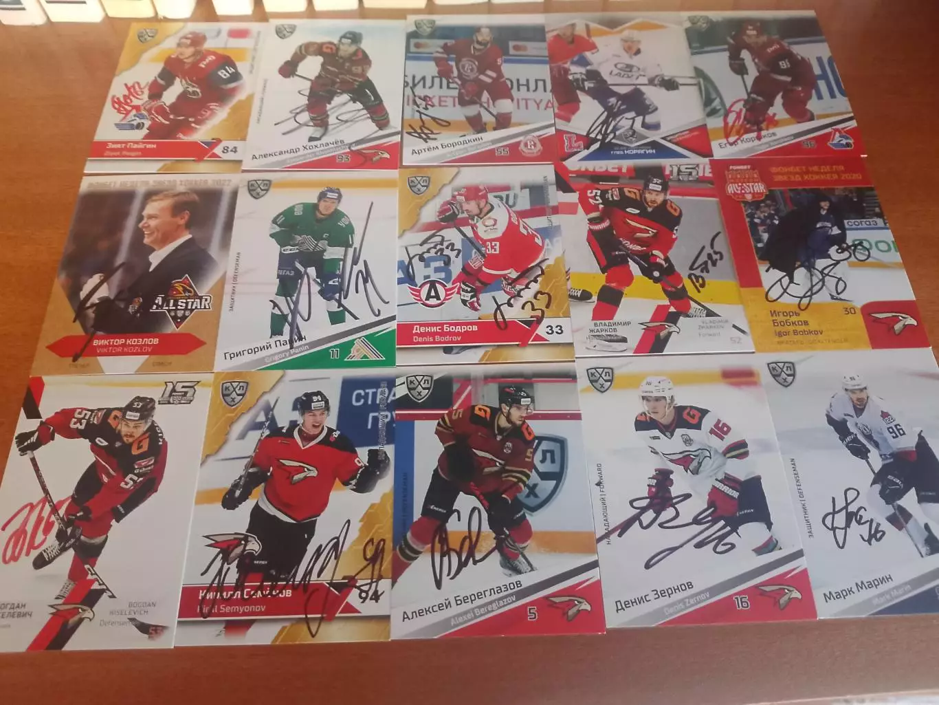 45 автографов игроков Кхл 2