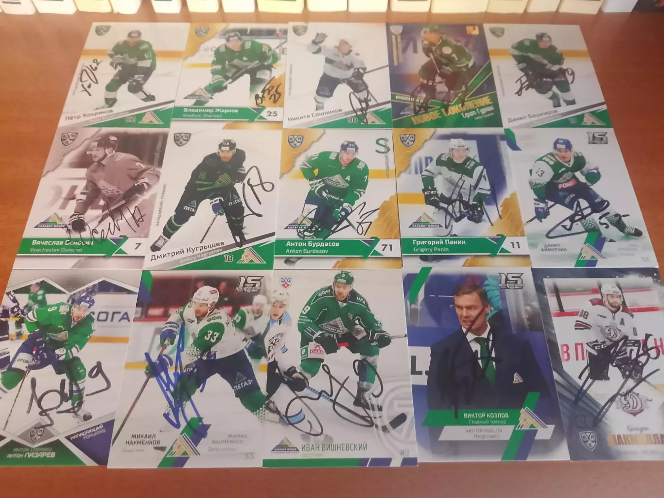45 автографов игроков Кхл