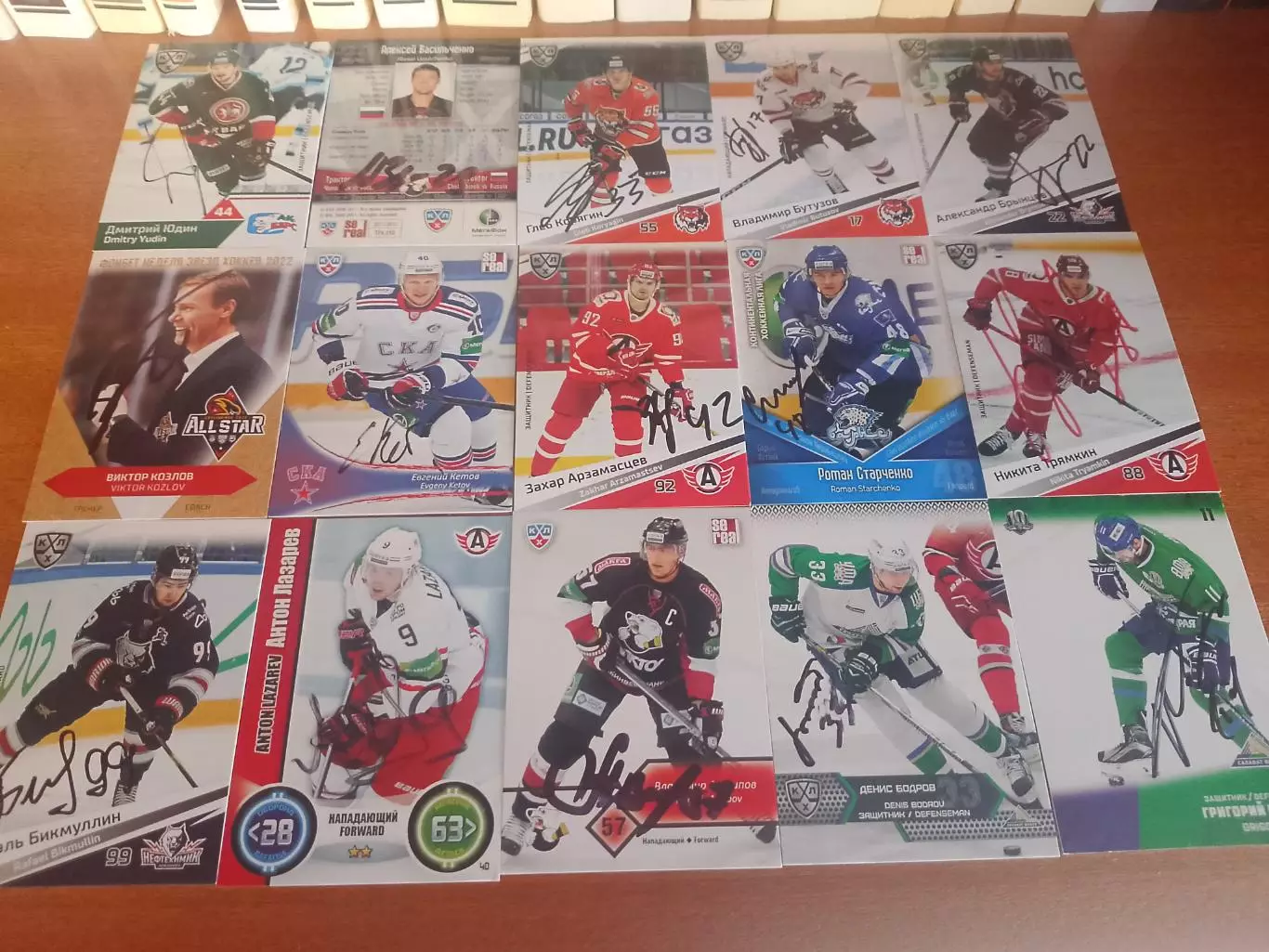 56 автографов игроков Кхл 1