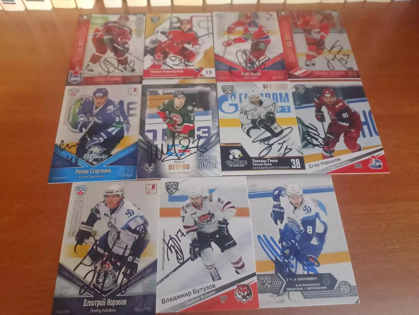 56 автографов игроков Кхл 3